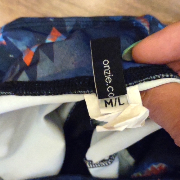 "Onzie" brand. Matching sport bra and Capri leggings. Both Size M/L. - Picture 5 of 12